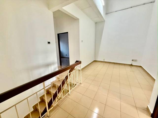 Taman Suria JB Town - Double Storey Terrace / Basic Renovation / 15mins to CIQ - Thumbnail 4