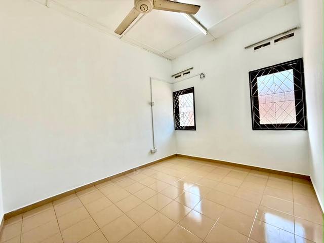 Taman Suria JB Town - Double Storey Terrace / Basic Renovation / 15mins to CIQ - Thumbnail 5