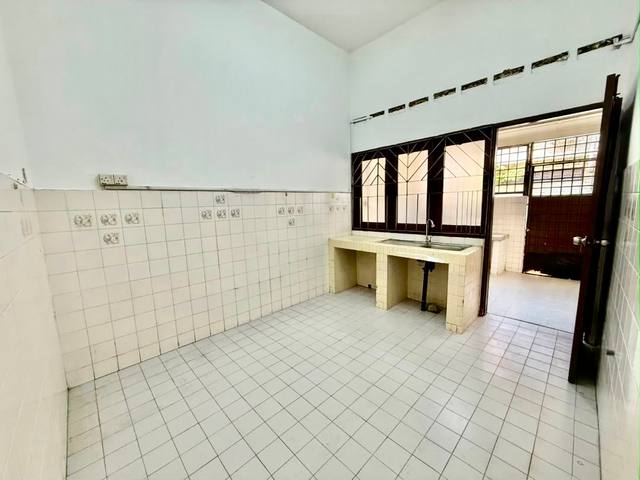 Taman Suria JB Town - Double Storey Terrace / Basic Renovation / 15mins to CIQ - Thumbnail 8