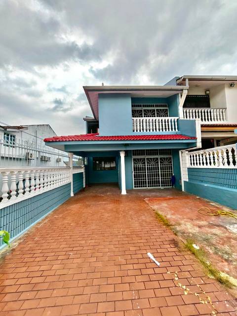 Johor Jaya (Rosmerah) - Double Storey Terrace End Lot / Renovated with Kitchen Extension / Good Condition - Thumbnail 2