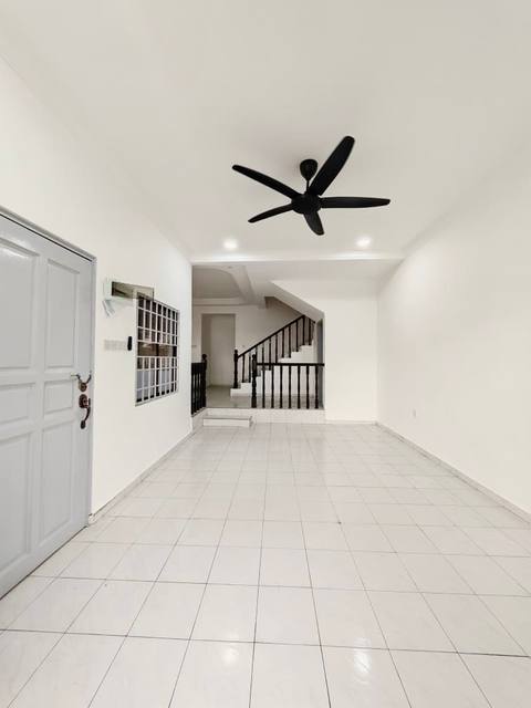 Johor Jaya (Rosmerah) - Double Storey Terrace End Lot / Renovated with Kitchen Extension / Good Condition - Thumbnail 3