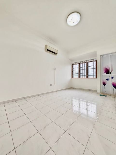 Johor Jaya (Rosmerah) - Double Storey Terrace End Lot / Renovated with Kitchen Extension / Good Condition - Thumbnail 6