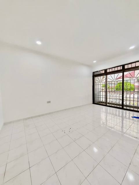 Johor Jaya (Rosmerah) - Double Storey Terrace End Lot / Renovated with Kitchen Extension / Good Condition - Thumbnail 7