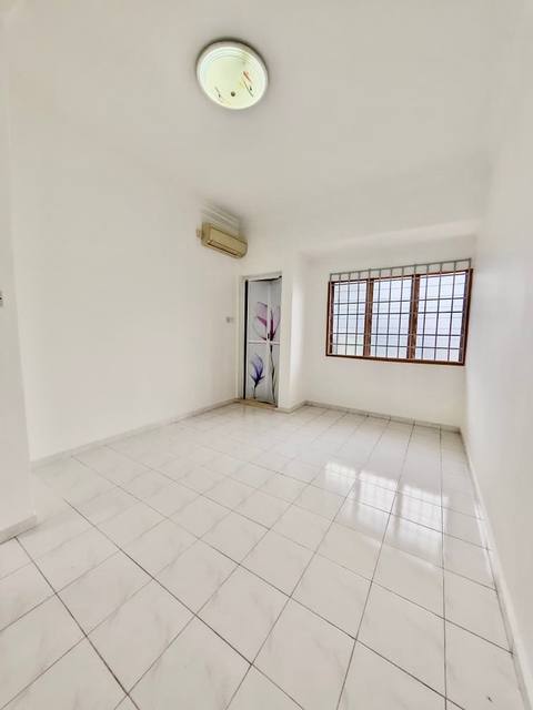 Johor Jaya (Rosmerah) - Double Storey Terrace End Lot / Renovated with Kitchen Extension / Good Condition - Thumbnail 9