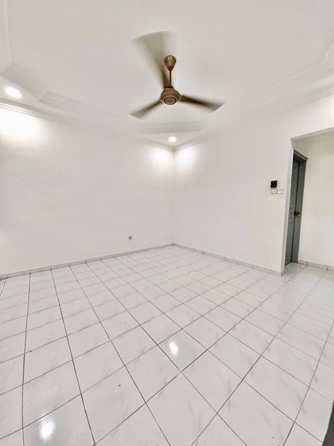 Johor Jaya (Rosmerah) - Double Storey Terrace End Lot / Renovated with Kitchen Extension / Good Condition - Thumbnail 10
