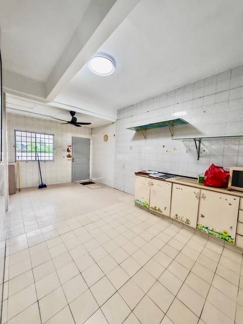 Johor Jaya (Rosmerah) - Double Storey Terrace End Lot / Renovated with Kitchen Extension / Good Condition - Thumbnail 11