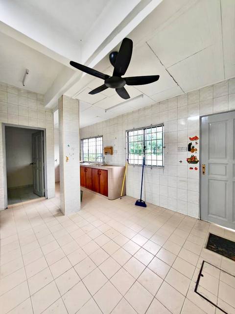 Johor Jaya (Rosmerah) - Double Storey Terrace End Lot / Renovated with Kitchen Extension / Good Condition - Thumbnail 12