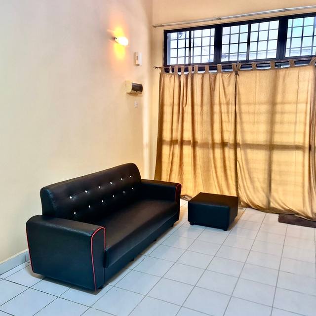 Taman Molek - 1.5 Storey Terrace / Unblock View / Well Condition - Thumbnail 3