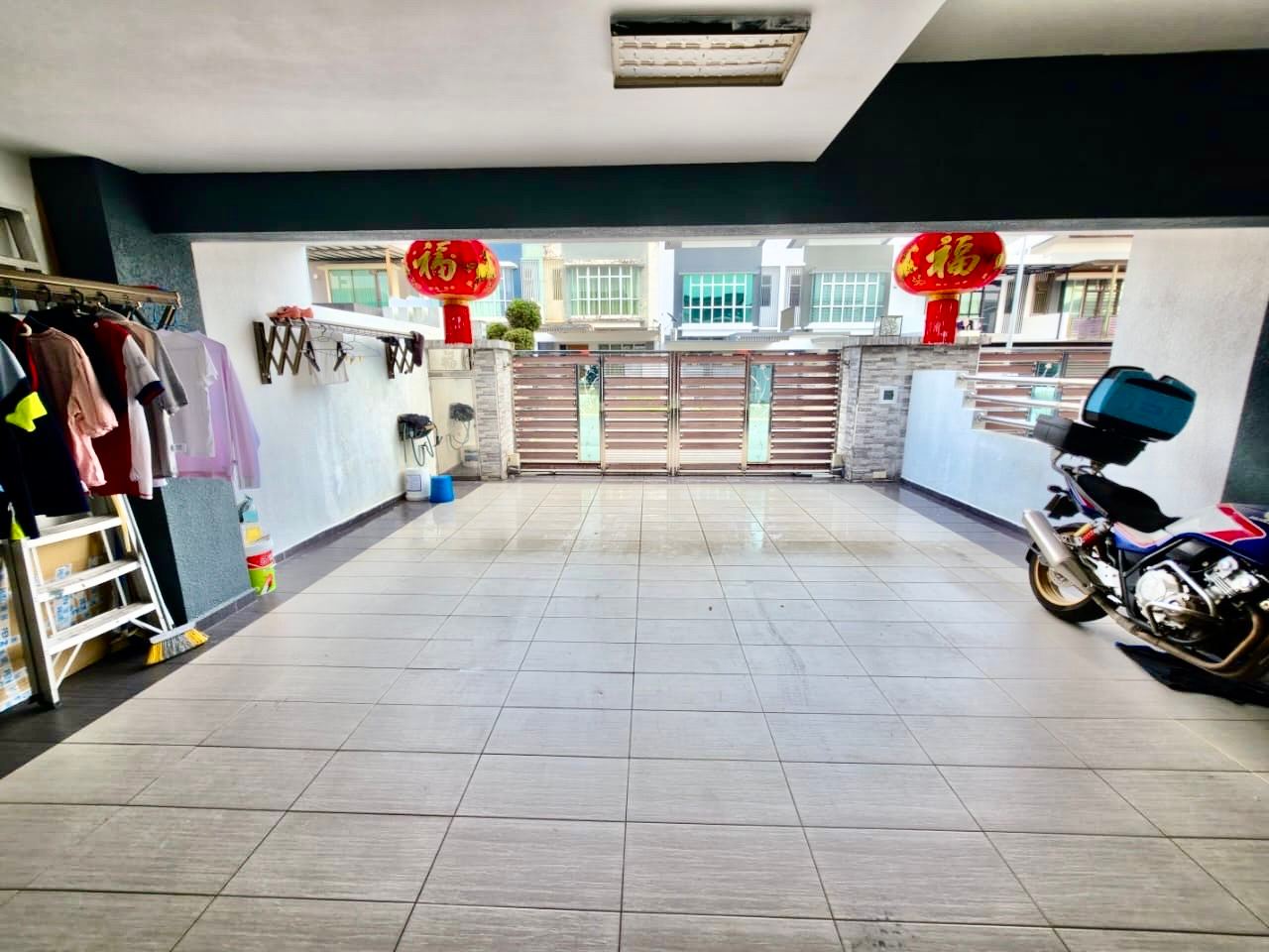 Nusa Sentral - Double Storey Terrace / Fully Renovated + 90% Furnishing / Gated & Guarded - Photo 1