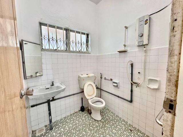 Taman Nong Chik - Double Storey Semi Detached / Original Condition / Spacious Layout Concept - Thumbnail 15