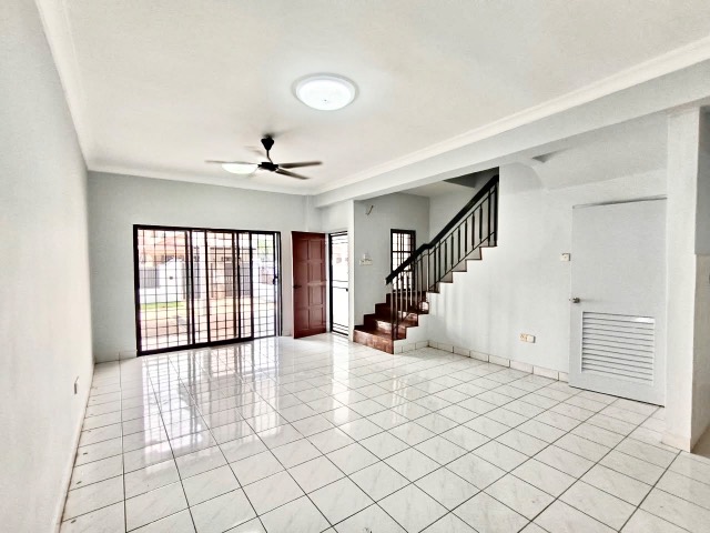 Permas Jaya - Double Storey Terrace / Original Unit / Nearby Highway to SG - Thumbnail 3