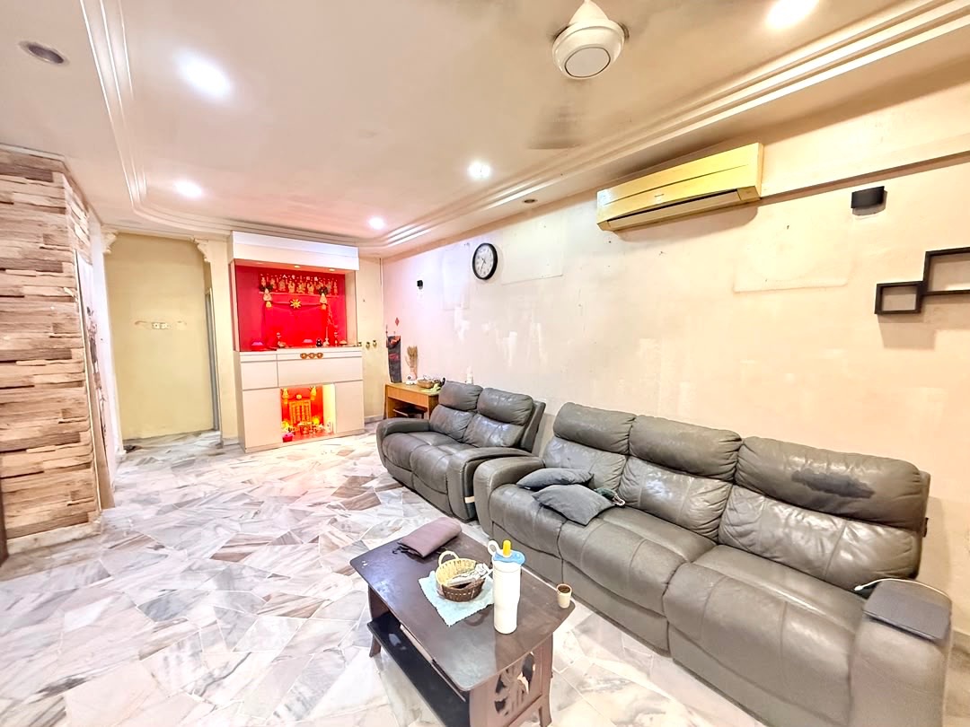 Taman Molek (Desa Harmoni) - Double Storey Terrace / Renovated in Well Condition / Nearby Molek Shops & Highway to Town - Photo 1