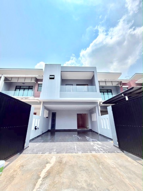 Horizon Hills - Double Storey Terrace / Fully Extended Spacious Layout / Gated & Guarded