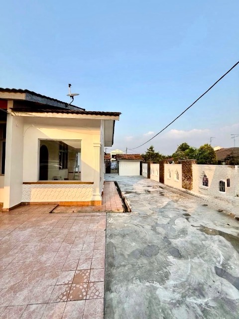 Taman Daya - Single Storey Terrace / Corner Lot with Big Land / Renovated & Extended Unit