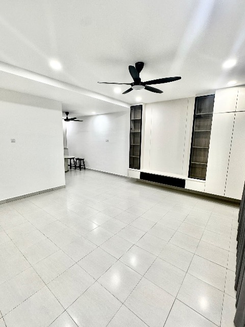 Mount Austin (LA Garden) - Double Storey Terrace / Fully Renovated Unit / Strategic & Convenient Location - Thumbnail 2