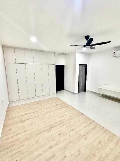 Mount Austin (LA Garden) - Double Storey Terrace / Fully Renovated Unit / Strategic & Convenient Location - Thumbnail 5