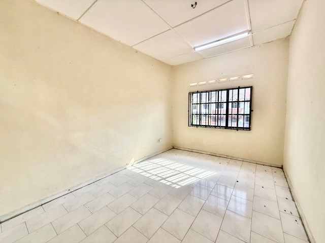 Johor Jaya - Double Storey Terrace / Original Unit with Kitchen Extension / Walking Distance to Shop - Thumbnail 2