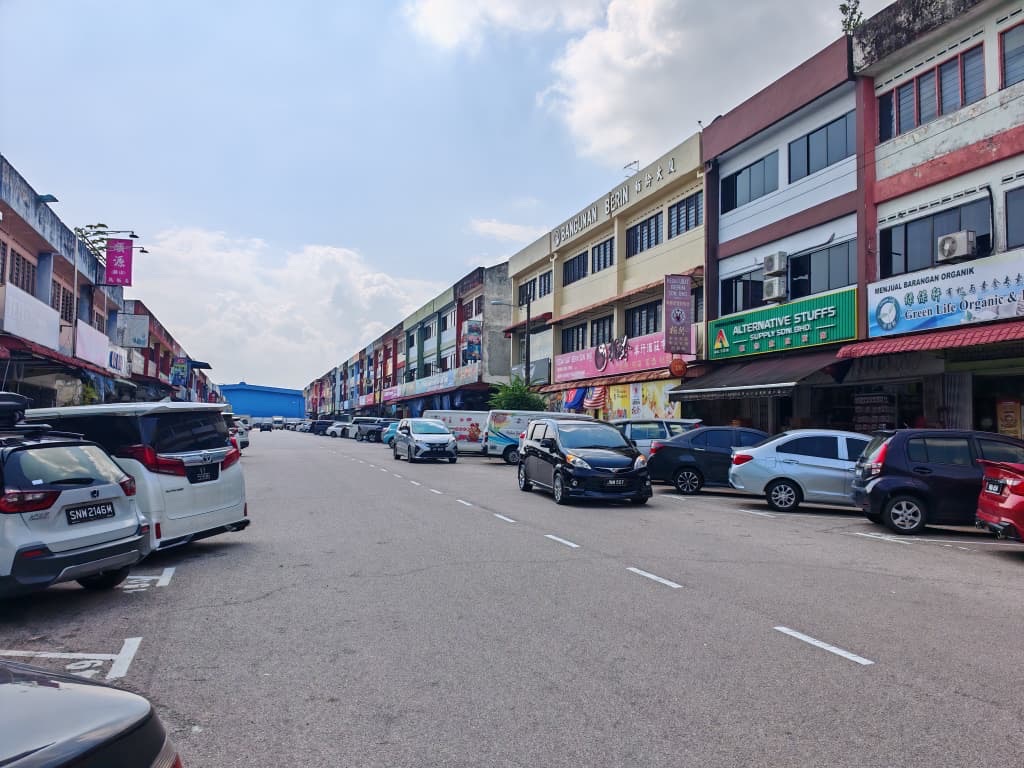 Johor Jaya - Three Storey Shop Lot / Main Distributor Street for Businesses / Crowded District - Photo 1