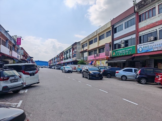 Johor Jaya - Three Storey Shop Lot / Main Distributor Street for Businesses / Crowded District