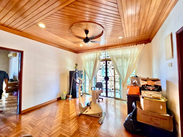 Taman Molek (Redang Villa) - 2.5 Storey Semi Detached / Fully Renovated in Good Condition / Gated & Guarded - Thumbnail 7