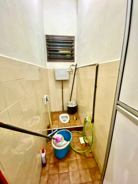 Johor Jaya - Single Storey Terrace / Extended Kitchen & Room / Nearby School & Shoplots - Thumbnail 7