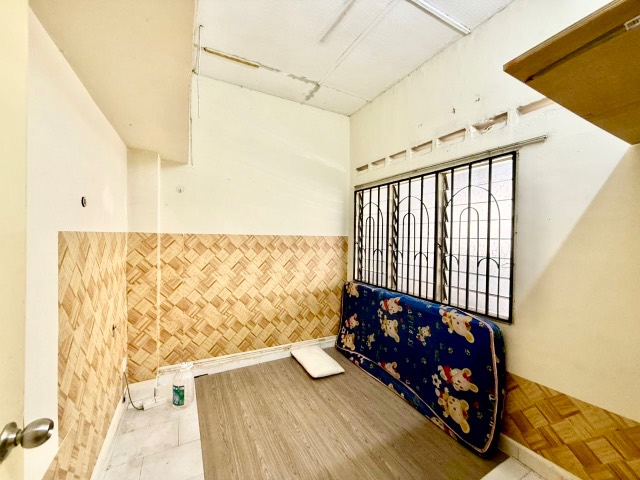 Johor Jaya - Double Storey Terrace / Original Unit with Kitchen Extension / Walking Distance to Shop - Thumbnail 6