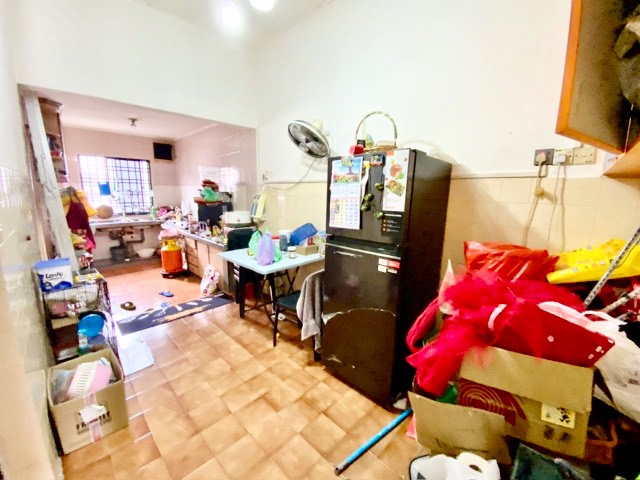 Johor Jaya - Single Storey Terrace / Extended Kitchen & Room / Nearby School & Shoplots - Thumbnail 5