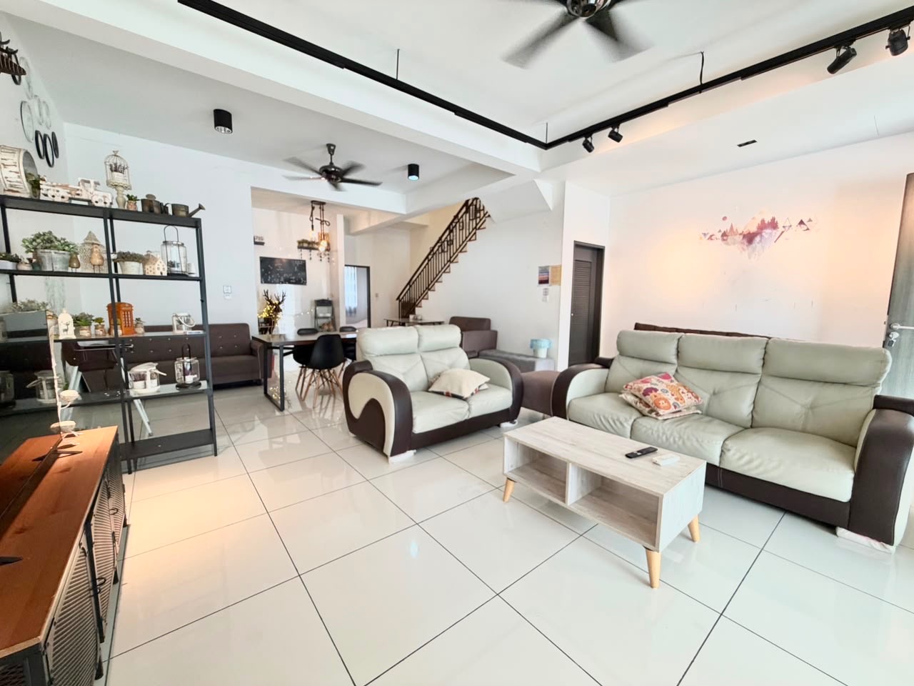 Mount Austin (Glenmarie) - Double Storey Terrace / Larger Type AirBnb Style / Gated & Guarded - Photo 1