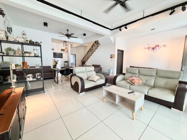 Mount Austin (Glenmarie) - Double Storey Terrace / Larger Type AirBnb Style / Gated & Guarded
