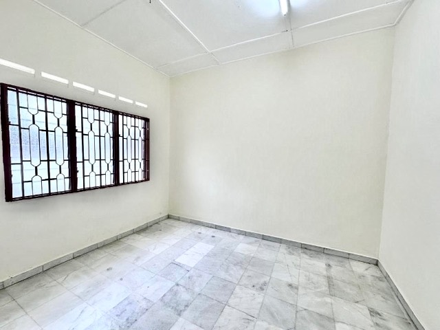 Tun Aminah - Single Storey Terrace / Nearby Shoplots Very Convenient - Thumbnail 3