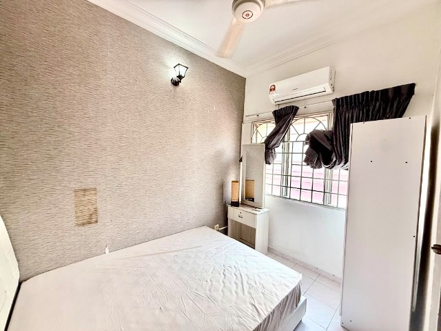 Taman Molek (Desa Harmoni) - Double Storey Terrace / Renovated in Well Condition / Nearby Molek Shops & Highway to Town - Thumbnail 3