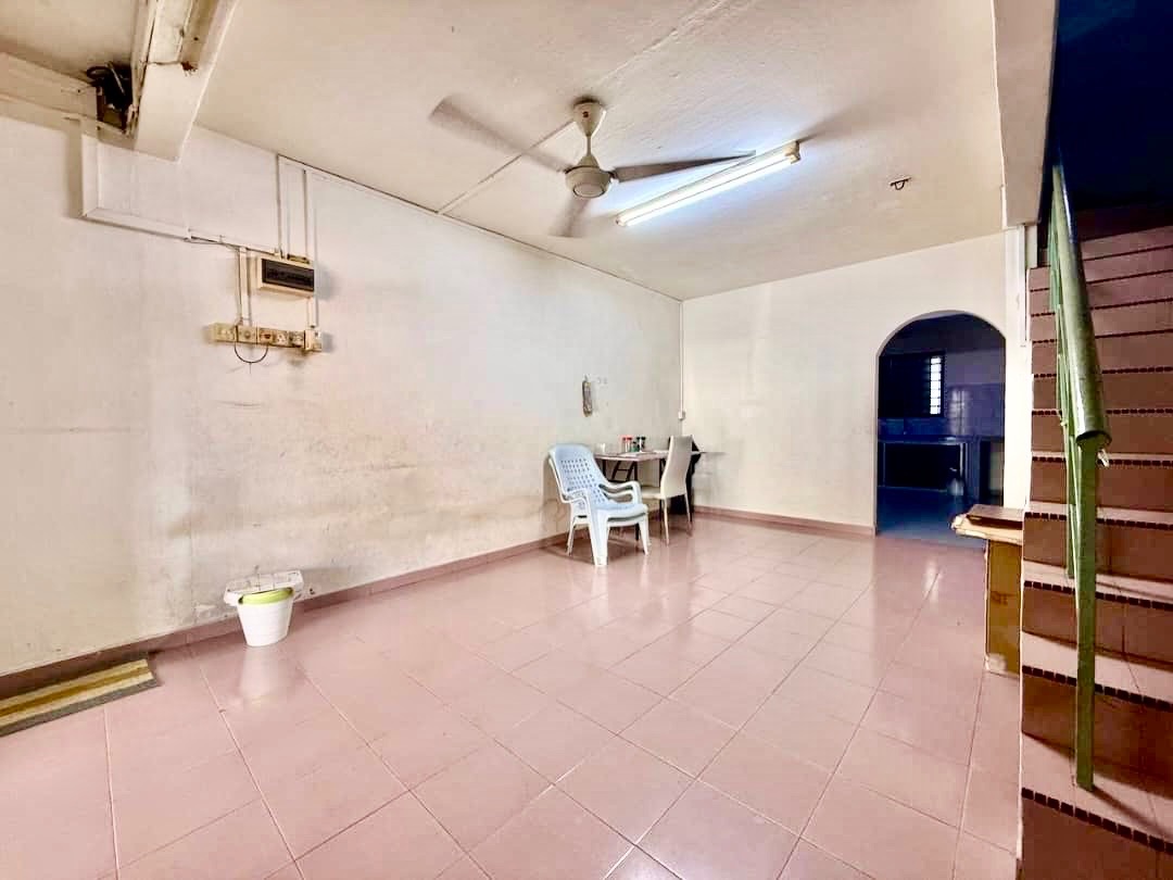 Johor Jaya - Double Storey Low Cost / Renovated with Living Room & Kitchen Extended - Photo 1