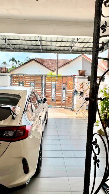 Taman Molek - 1.5 Storey Terrace / Unblock View / Gated & Guarded - Thumbnail 1
