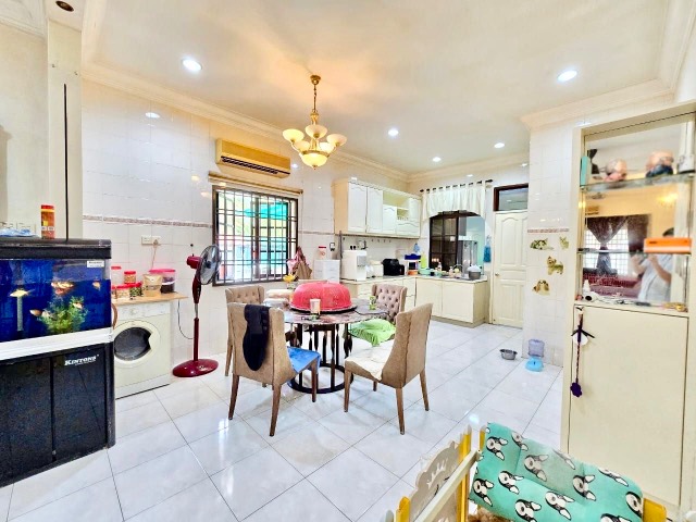 Taman Pelangi Indah - Double Storey Terrace / Corner Lot with Large Land & Built Up / Fully Renovated Unit - Thumbnail 10