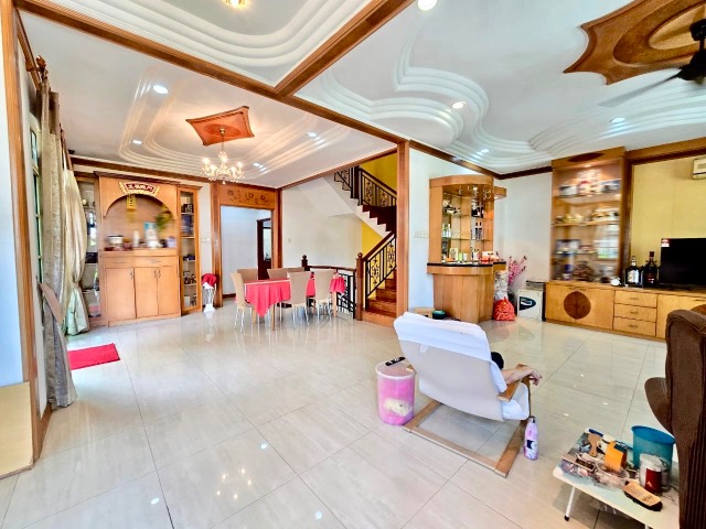 Taman Molek (Redang Villa) - 2.5 Storey Semi Detached / Fully Renovated in Good Condition / Gated & Guarded - Thumbnail 2
