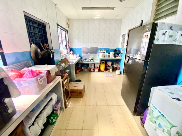 Bukit Indah - Double Storey Terrace / Full Loan Unit / Nearby Shops & Tuas Highway - Thumbnail 9