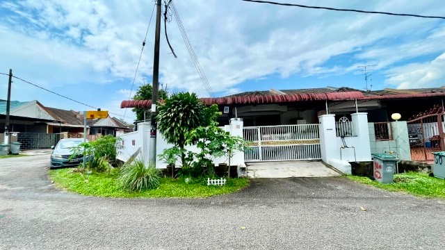 Taman Daya - Single Storey Terrace / Corner Lot with Bigger Land / Basic Renovated in Good Condition