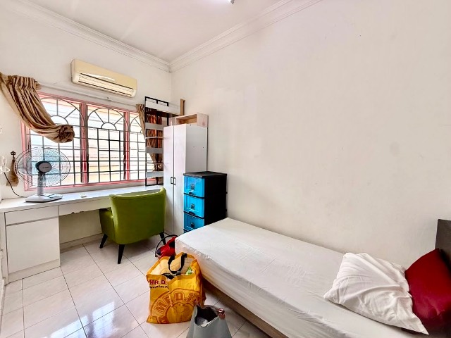 Taman Molek (Desa Harmoni) - Double Storey Terrace / Renovated in Well Condition / Nearby Molek Shops & Highway to Town - Thumbnail 5