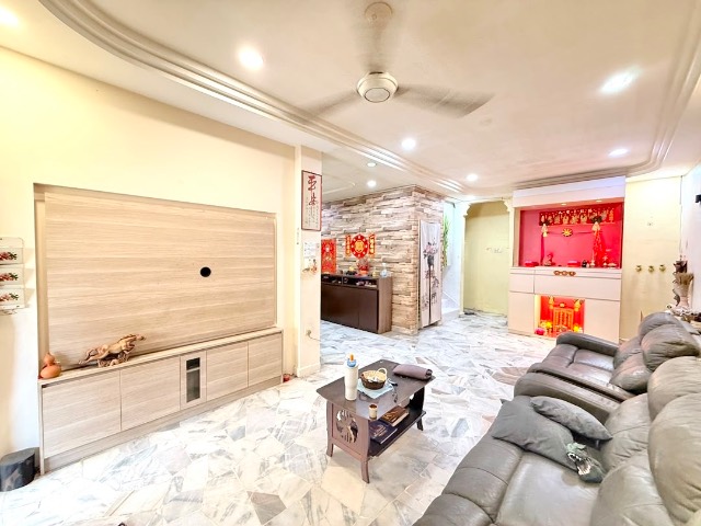 Taman Molek (Desa Harmoni) - Double Storey Terrace / Renovated in Well Condition / Nearby Molek Shops & Highway to Town - Thumbnail 2