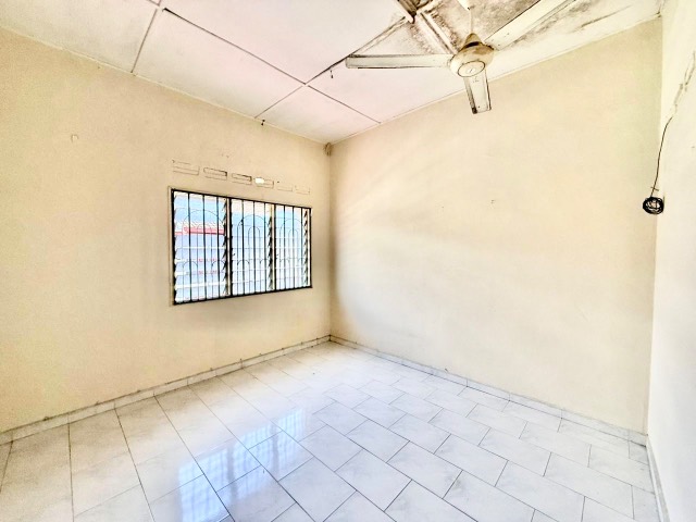 Johor Jaya - Double Storey Terrace / Original Unit with Kitchen Extension / Walking Distance to Shop - Thumbnail 4