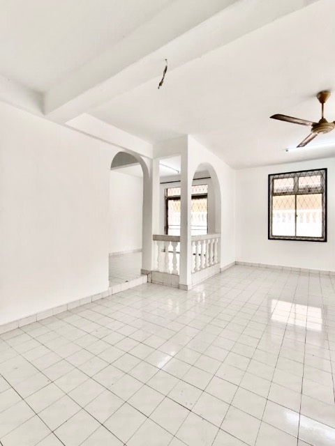 Bukit Kempas - Double Storey Semi Detached / Huge Size with Extra Land / Newly Refurbished - Thumbnail 5