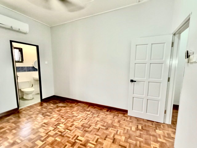Permas Jaya - Double Storey Terrace / Original Unit / Nearby Highway to SG - Thumbnail 5
