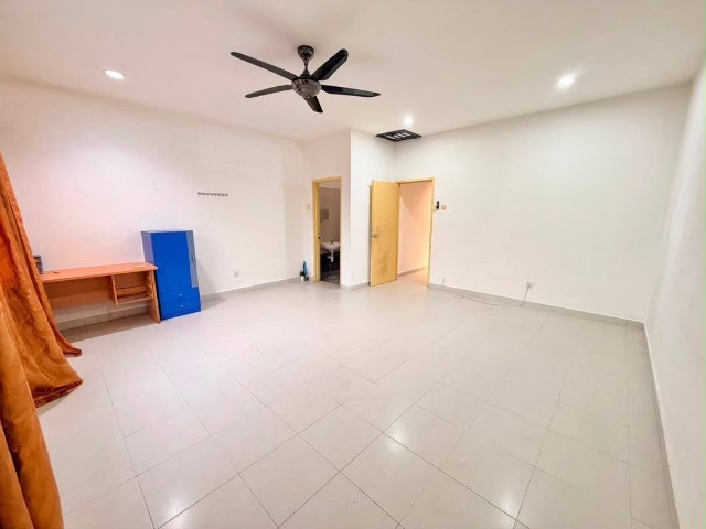 Mount Austin (LA Garden) - Double Storey Terrace / Original Condition / Right Opposite Austin Crest Shoplots - Thumbnail 4
