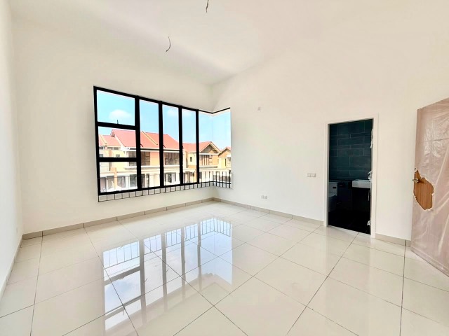 Iskandar Puteri (Senadi Hills) - Double Storey Terrace / Original Bare Unit / 20mins to Tuas - Thumbnail 4
