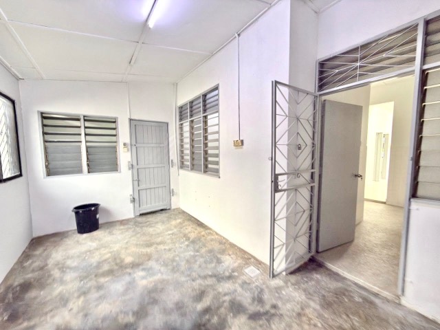 Johor Jaya - Single Storey Terrace / Basic Renovation + Extension / Walking Distance to Shoplot - Thumbnail 10