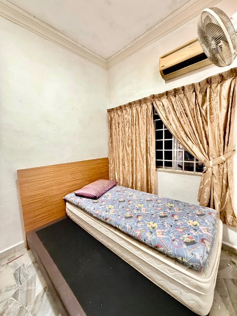 Taman Molek (Desa Harmoni) - Double Storey Terrace / Renovated in Well Condition / Nearby Molek Shops & Highway to Town - Thumbnail 4