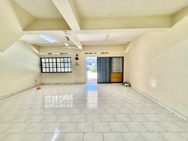 Johor Jaya - Double Storey Terrace / Original Unit with Kitchen Extension / Walking Distance to Shop