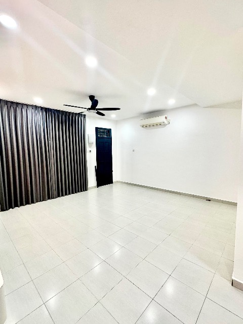Mount Austin (LA Garden) - Double Storey Terrace / Fully Renovated Unit / Strategic & Convenient Location - Thumbnail 3