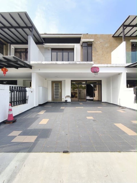 Austin Duta - Double Storey Superlink Terrace / Fully Renovated Unit / Unblock View - Thumbnail 1