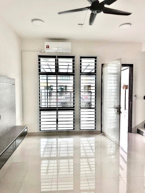 Bandar Uda Utama (Areca) - Double Storey Terrace / Basic Renovation / Gated & Guarded - Thumbnail 2